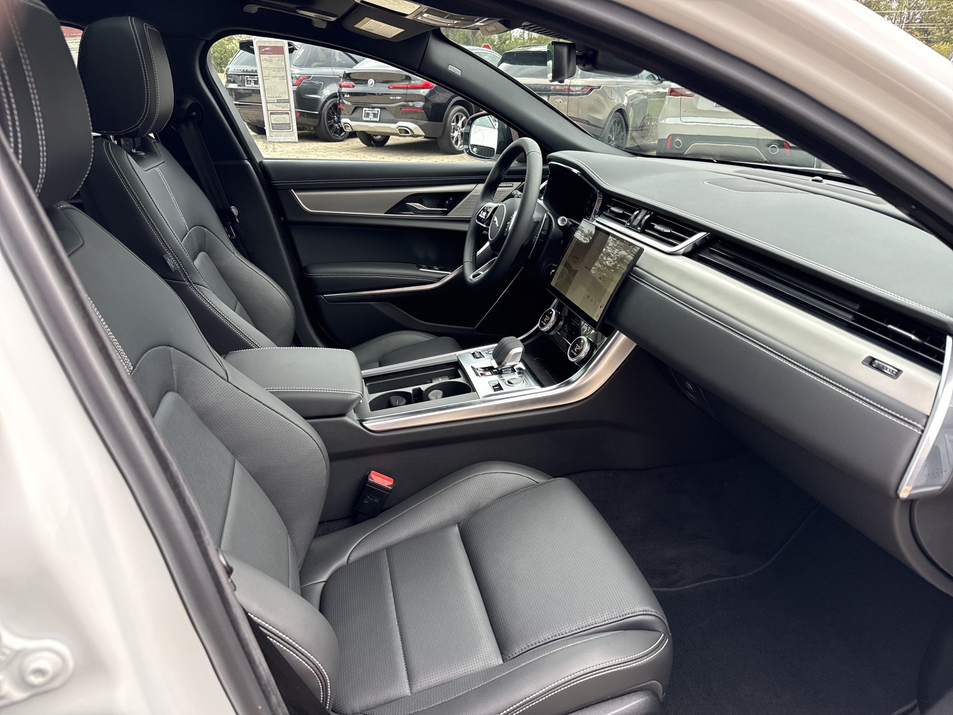 Used 2024 Jaguar XF R-Dynamic SE AWD/4WD image 3