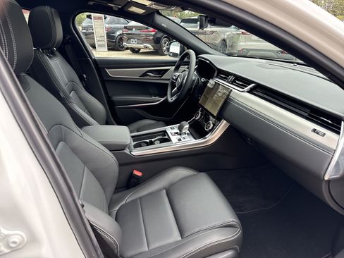 Used 2024 Jaguar XF R-Dynamic SE AWD/4WD image 3