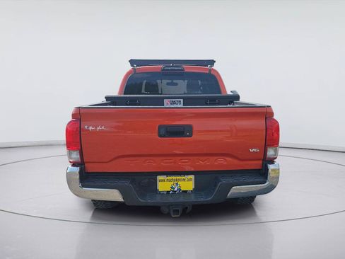Used 2017 Toyota Tacoma TRD Sport AWD/4WD image 4
