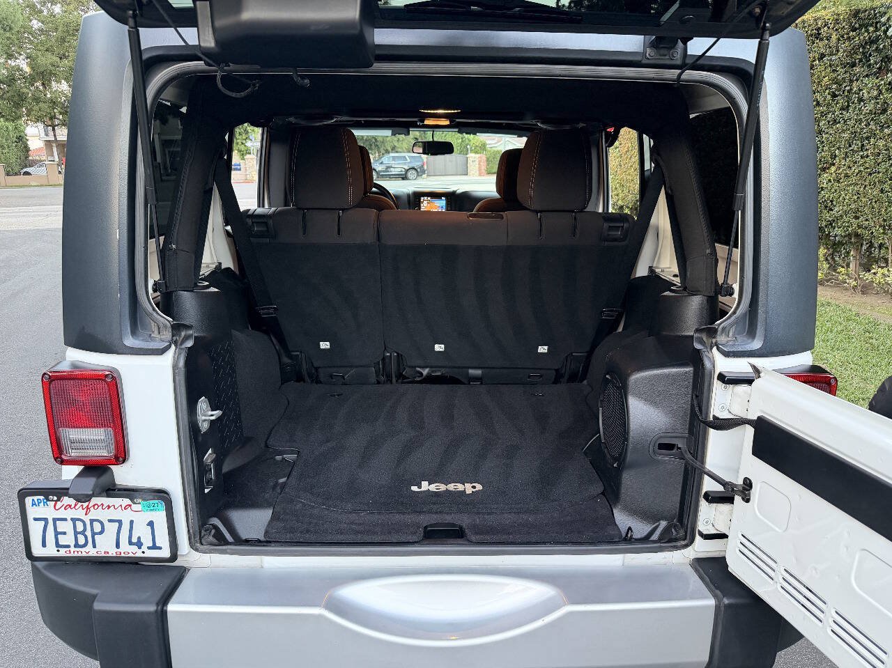 Used 2014 Jeep Wrangler Unlimited Sahara w/ Connectivity Group AWD/4WD image 18