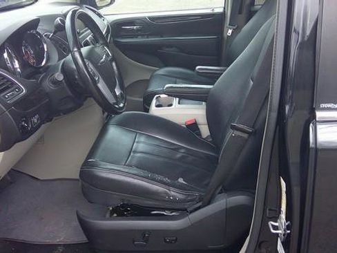 Used 2013 Chrysler Town & Country Touring image 5