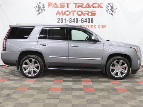 Used 2019 Cadillac Escalade Luxury image 4