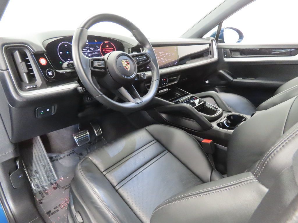 Certified 2025 Porsche Cayenne S AWD/4WD image 4