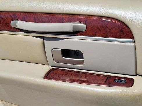 Used 2003 Lincoln Town Car Executive image 31