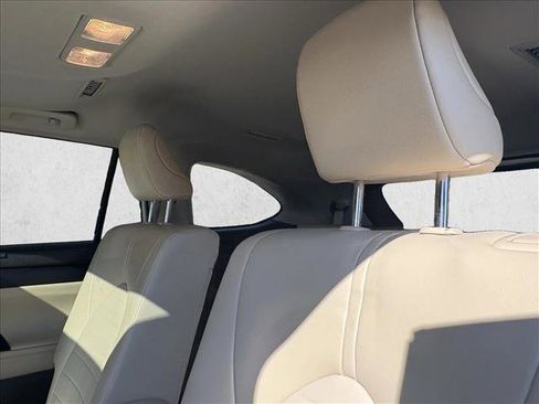 Used 2023 Toyota Highlander XLE image 16