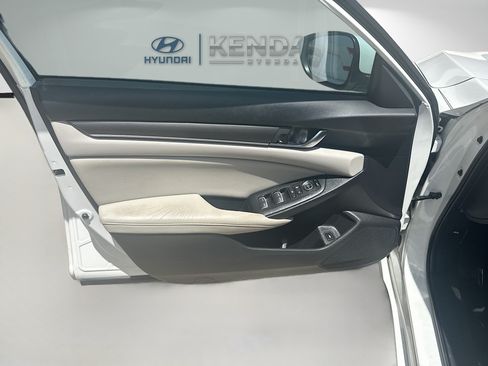 Used 2018 Honda Accord LX image 17