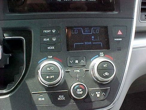 Used 2015 Toyota Sienna LE FWD image 24