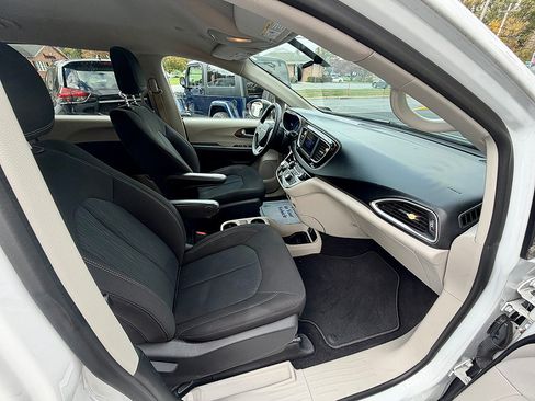 Used 2020 Chrysler Voyager L FWD image 13