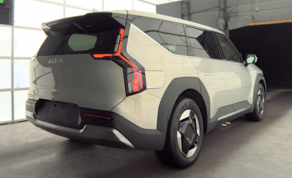 Used 2024 Kia EV9 Light Long Range RWD image 5