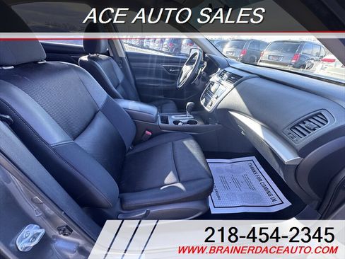 Used 2017 Nissan Altima 2.5 SR w/ LED Appearance Package image 12