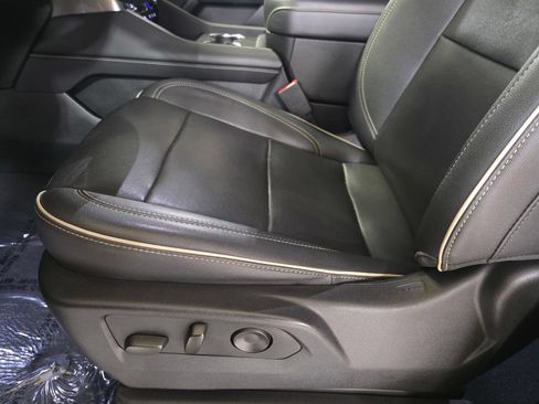 Used 2023 Chevrolet Tahoe Premier AWD/4WD image 25