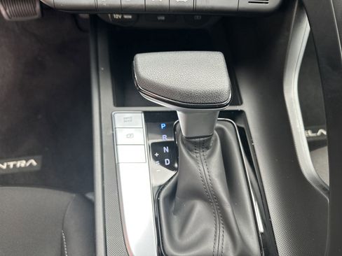 Used 2024 Hyundai Elantra SEL image 18