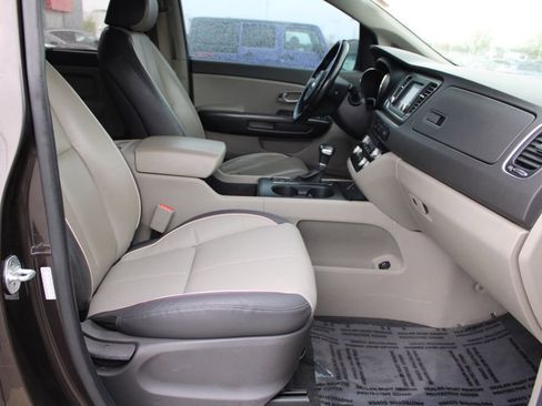 Used 2017 Kia Sedona LX w/ LX Essentials Premium Package image 19