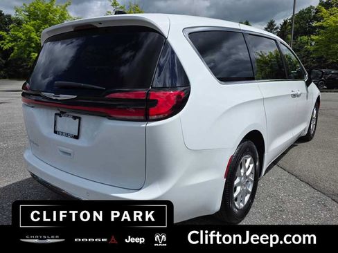 Used 2026 Chrysler Pacifica Select FWD image 4
