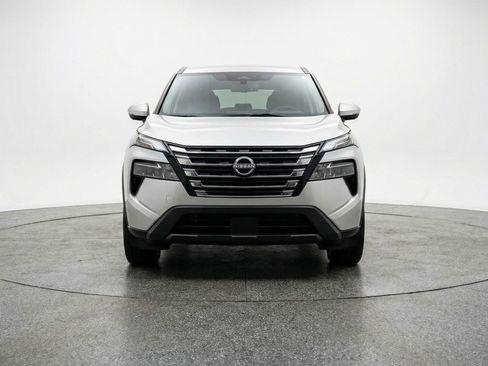 Used 2025 Nissan Rogue SV image 2