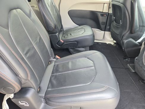 Used 2018 Chrysler Pacifica Touring-L FWD image 18