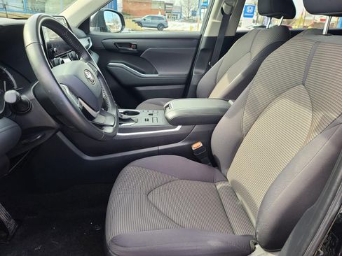 Used 2024 Toyota Highlander LE AWD/4WD image 7