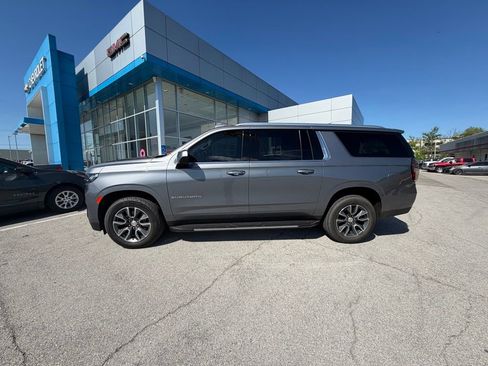 Used 2021 Chevrolet Suburban LT image 3