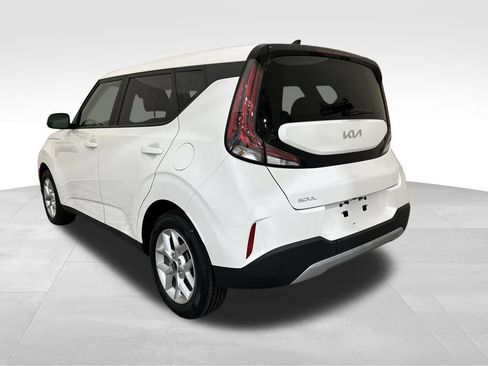 Used 2023 Kia Soul LX w/ LX Technology Package FWD image 3
