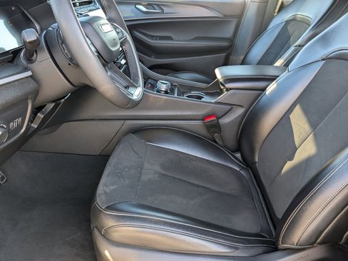 Used 2024 Jeep Grand Cherokee L Laredo image 12