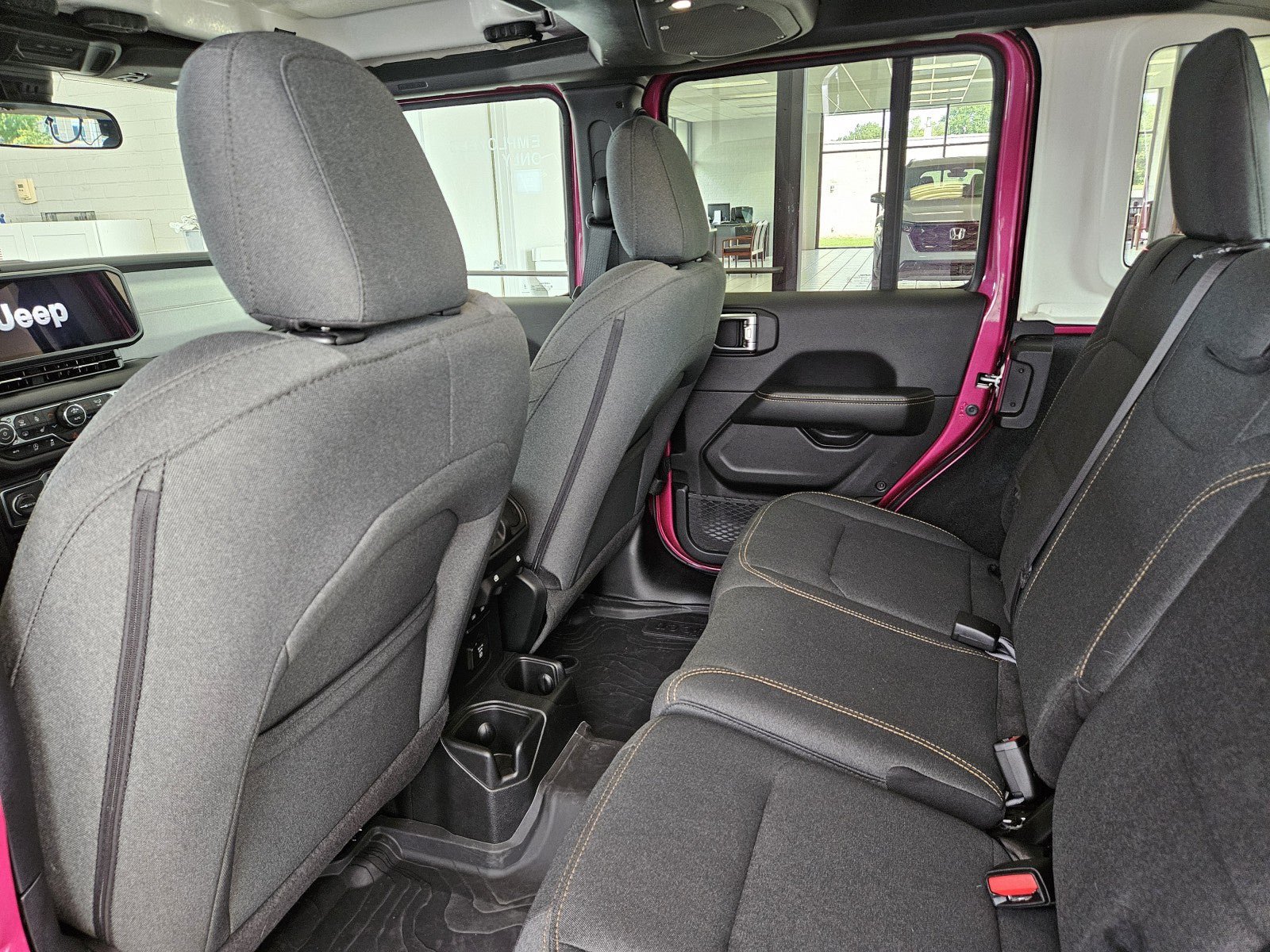 Used 2024 Jeep Wrangler Unlimited Sahara AWD/4WD image 9