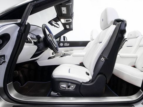 Used 2017 Rolls-Royce Dawn image 27