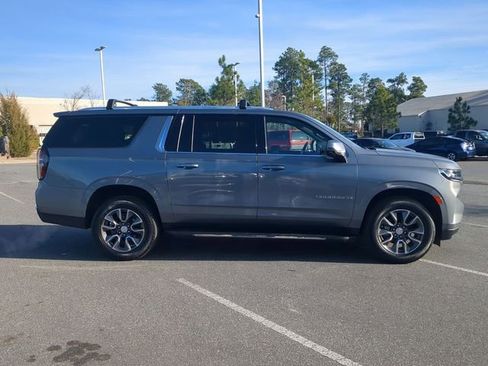 Used 2022 Chevrolet Suburban LT w/ LT Signature Package image 3