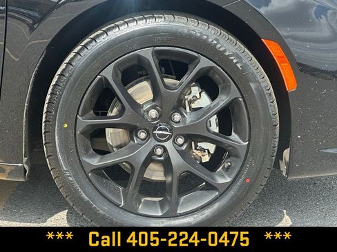 Used 2025 Chrysler Pacifica Limited image 13