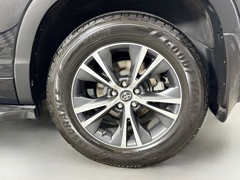 Used 2018 Toyota Highlander LE image 29