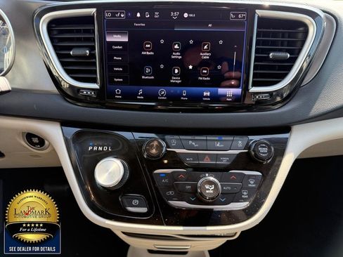 Used 2024 Chrysler Pacifica Touring-L FWD image 20