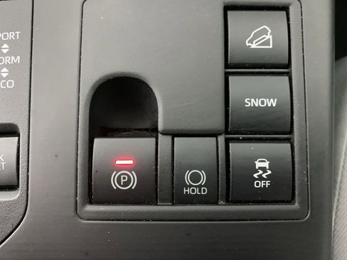 Used 2024 Toyota Highlander LE AWD/4WD image 26