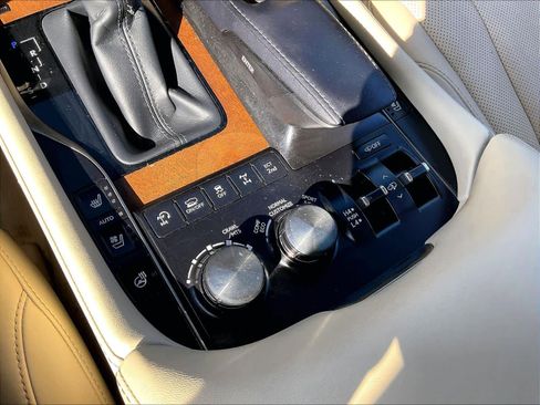 Used 2020 Lexus LX 570 4WD w/ Luxury Package image 38