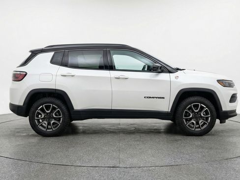 Used 2025 Jeep Compass Trailhawk image 11