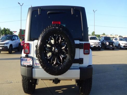 Used 2017 Jeep Wrangler Unlimited Sahara w/ Dual Top Group AWD/4WD image 7