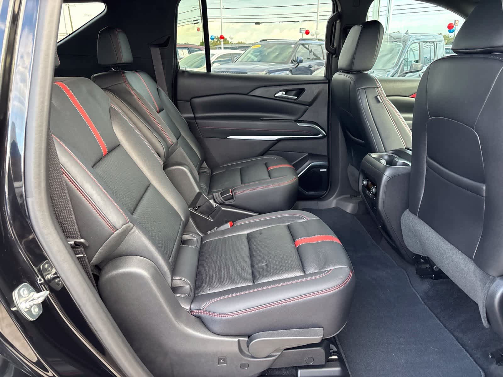 Used 2025 Chevrolet Traverse RS FWD image 15
