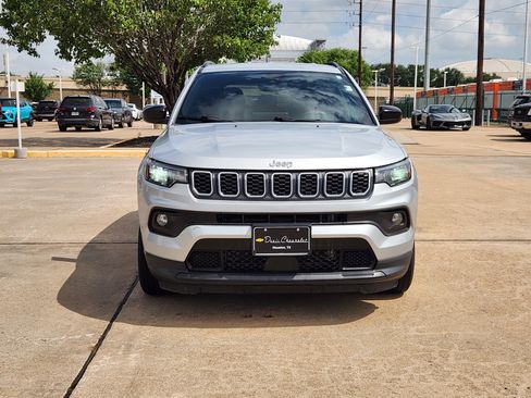 Used 2024 Jeep Compass Latitude AWD/4WD image 3