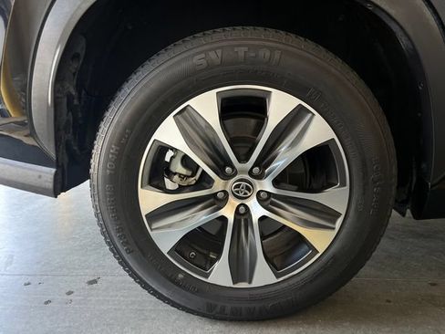 Used 2020 Toyota Highlander XLE FWD image 11