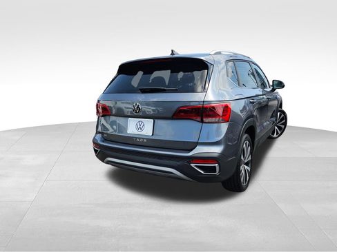 Used 2024 Volkswagen Taos SE w/ Panoramic Sunroof Package FWD image 7