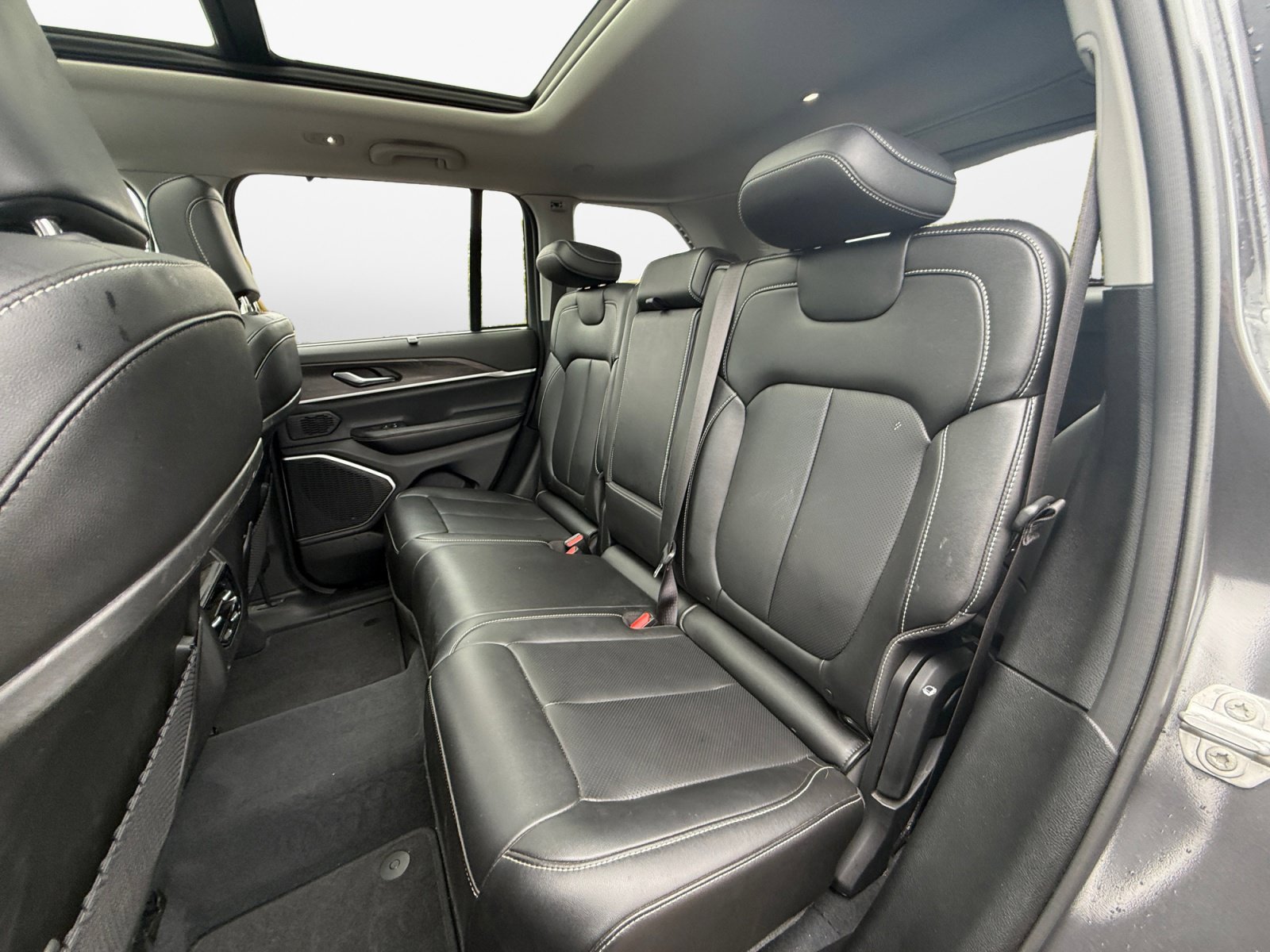 Used 2023 Jeep Grand Cherokee 4WD 4xe w/ Luxury Tech Group II image 17