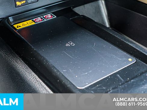 Used 2025 Toyota Camry SE image 39