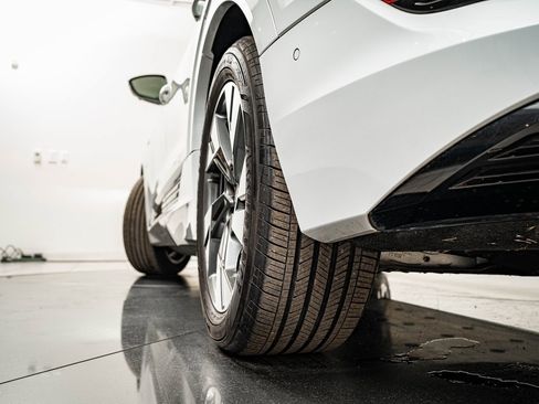 Used 2021 Audi e-tron Premium w/ Convenience Plus Package image 43