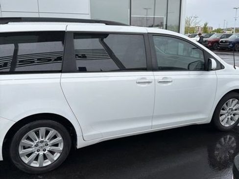 Used 2013 Toyota Sienna XLE w/ Entertainment Pkg image 4