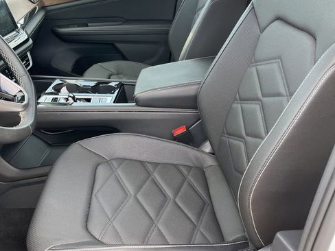 Used 2025 Volkswagen Atlas SE FWD image 23