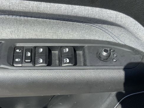 Used 2025 Jeep Compass Latitude w/ Sun & Sound Group AWD/4WD image 23
