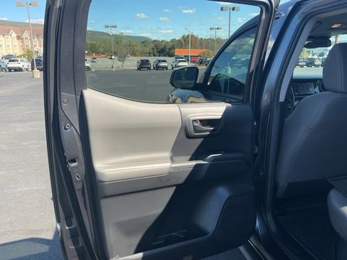Used 2022 Toyota Tacoma SR image 19