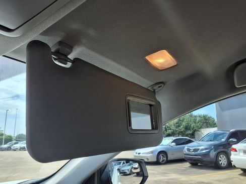 Used 2018 Toyota RAV4 LE FWD image 27