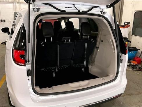 Used 2024 Chrysler Pacifica Limited FWD image 32