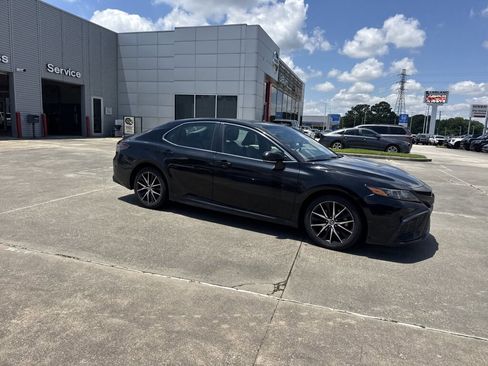 Used 2022 Toyota Camry SE FWD image 11