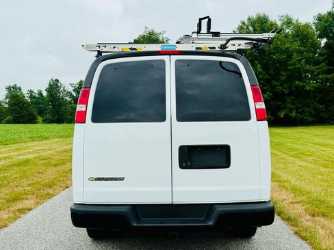 Used 2017 Chevrolet Express 2500 RWD image 8
