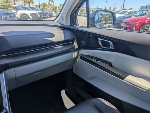 Used 2024 Kia Carnival EX FWD image 18